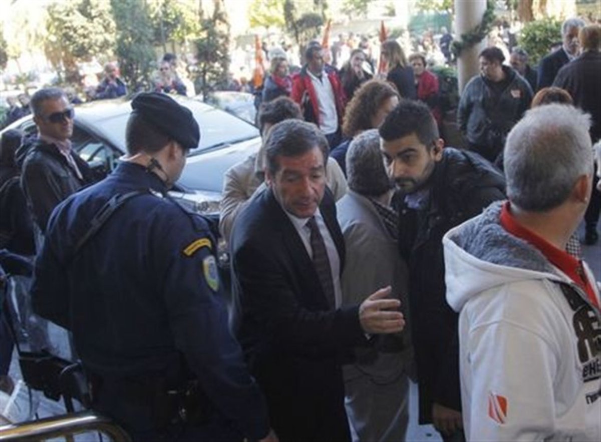 Πόλεμος Κυβέρνησης ΣΥΡΙΖΑ για την επίθεση κουκουλοφόρων στον Καμίνη – Διαβάστε τους πρωτοφανείς χαρακτηρισμούς