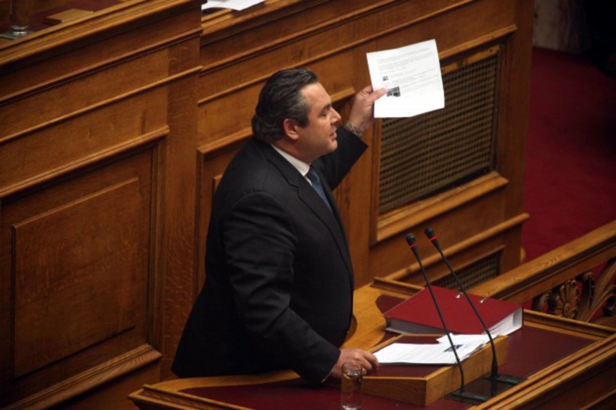 “Αξιωματικοί μας σε τελετή σκοπιανών με διακριτικά “Μακεδονίας”