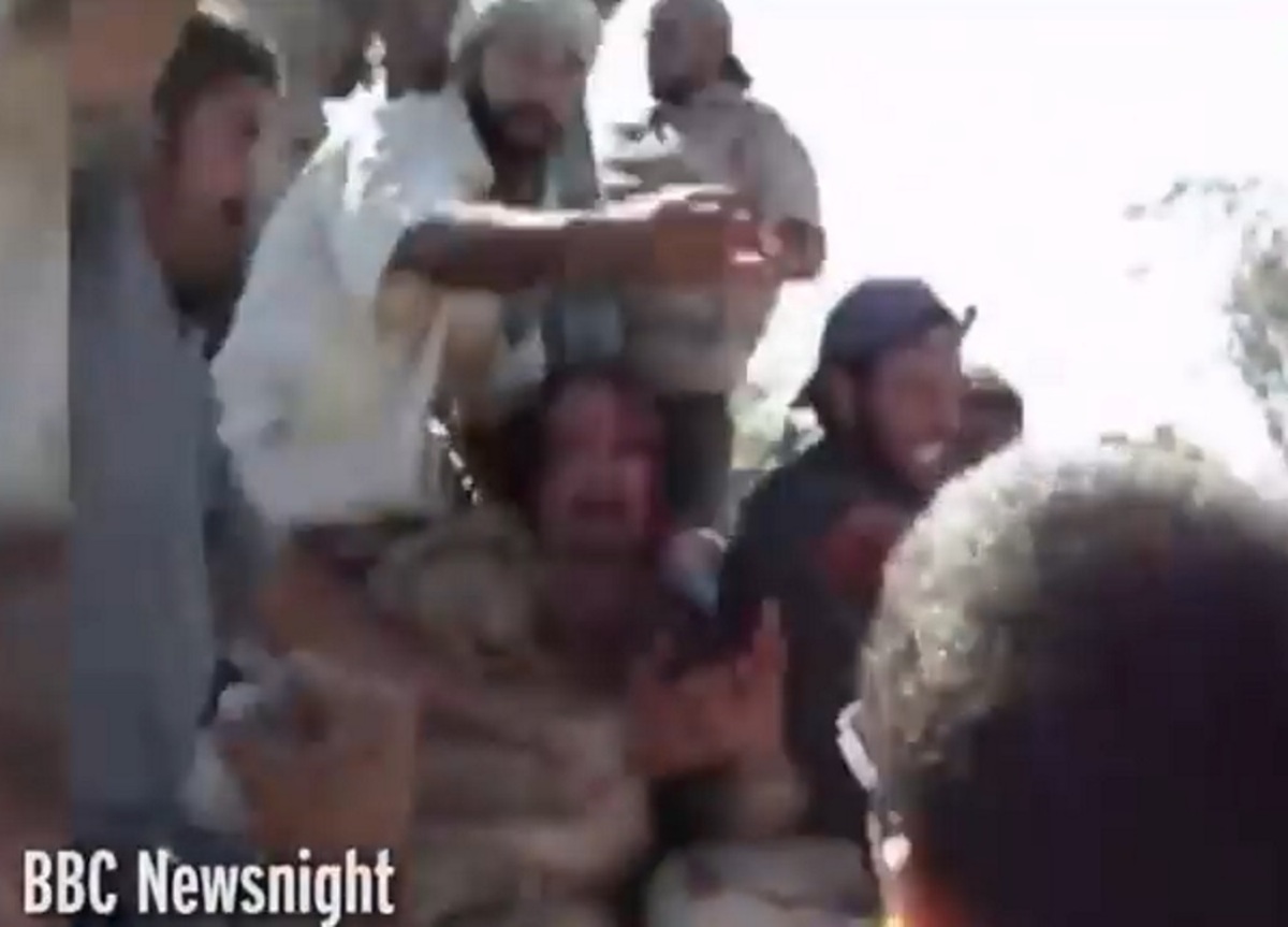 Νέο βίντεο λίγο πριν δολοφονήσουν τον Καντάφι – ΠΡΟΣΟΧΗ ΣΚΛΗΡΕΣ ΕΙΚΟΝΕΣ