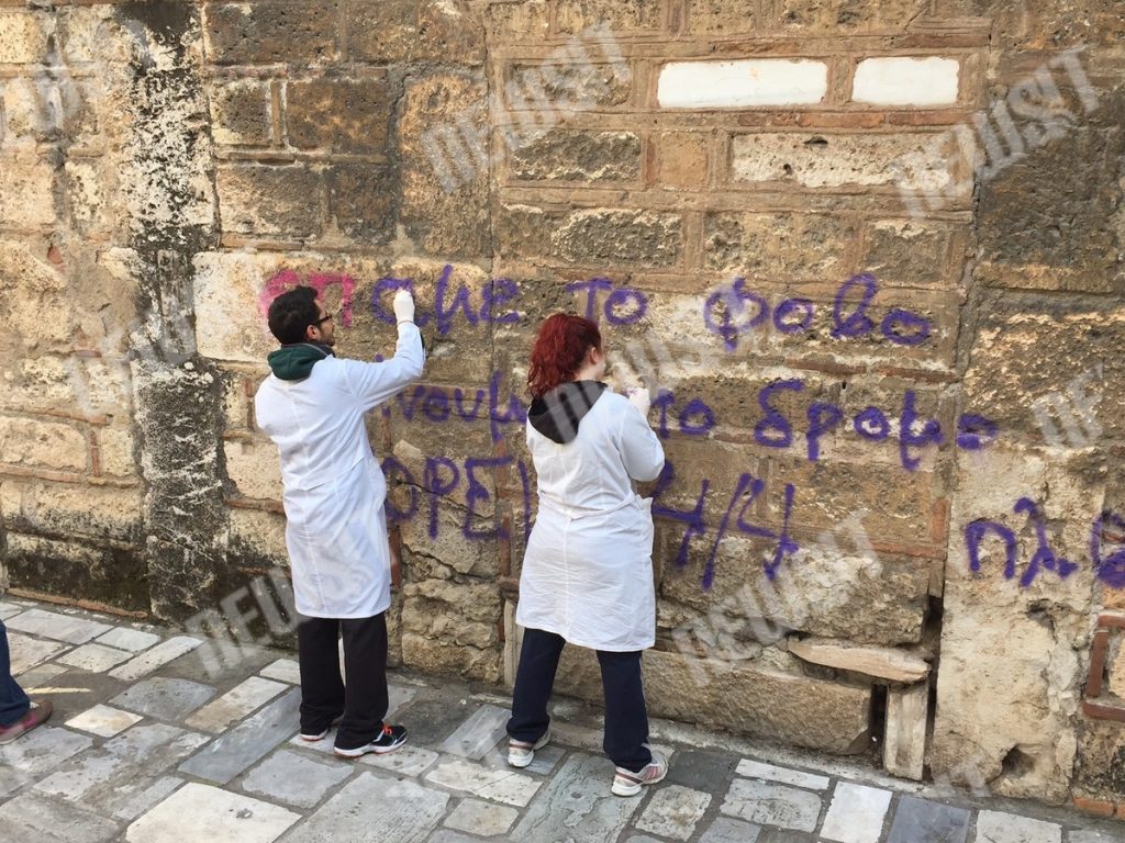 Βεβήλωσαν το εκκλησάκι στην Καπνικαρέα – Συνεργεία καθαρίζουν το ιστορικό μνημείο