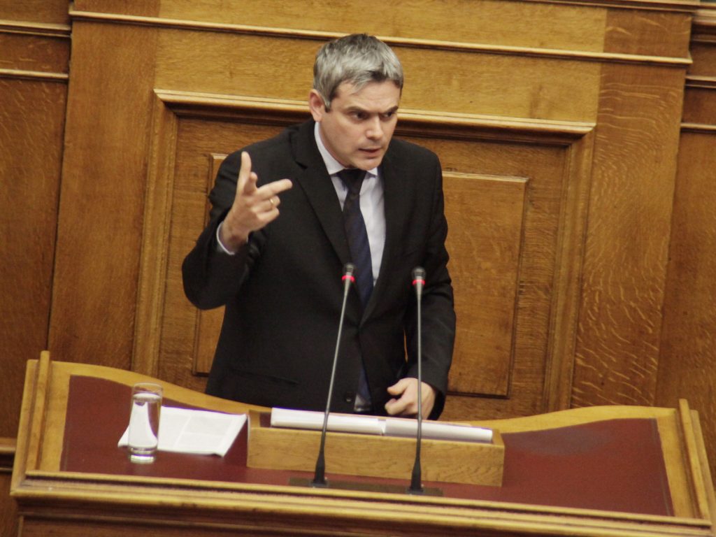 ΝΔ: Άλλα λέει ο Βαρουφάκης, άλλα ο Στρατούλης και άλλα ο Σακελλαρίδης για το χρέος