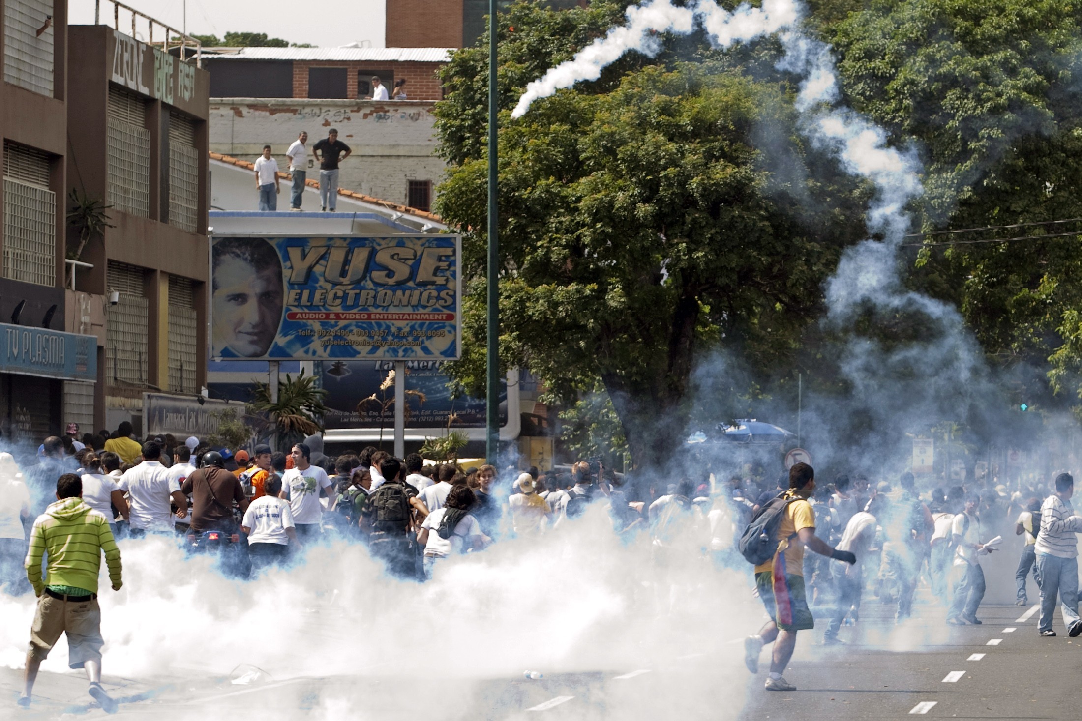 Φοιτητές τρέχουν να προφυλαχθούν από τα δακρυγόνα. ΦΩΤΟ REUTERS
