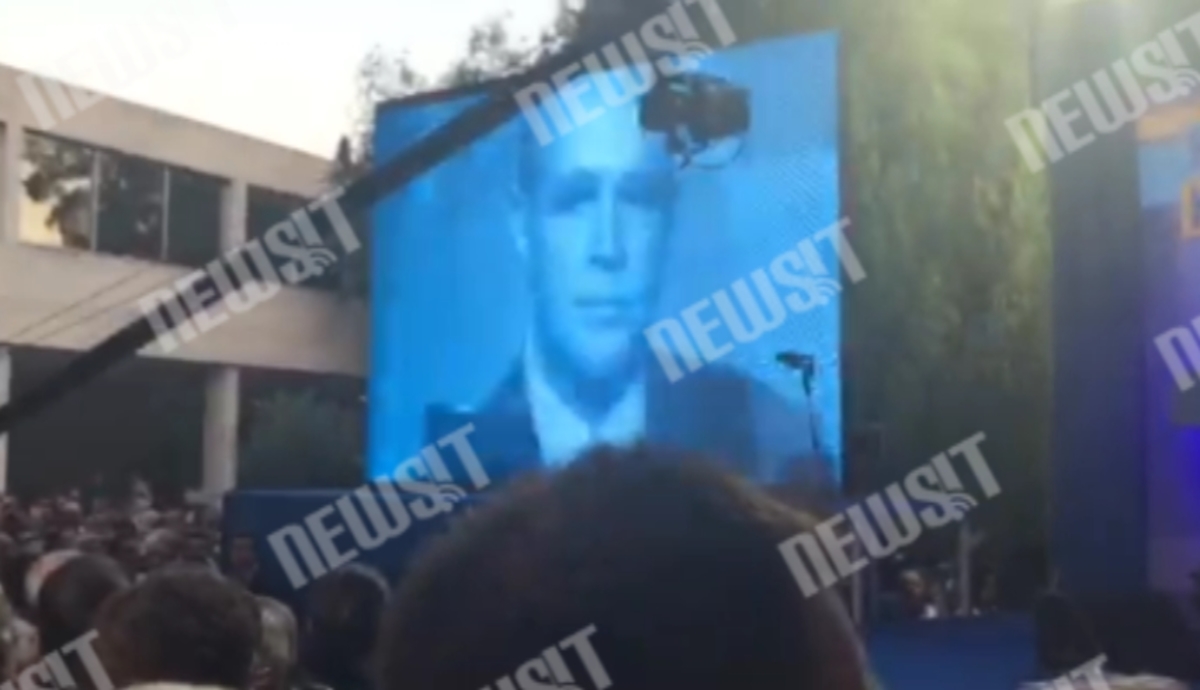 Σε γιγαντοοθόνη ο Καραμανλής