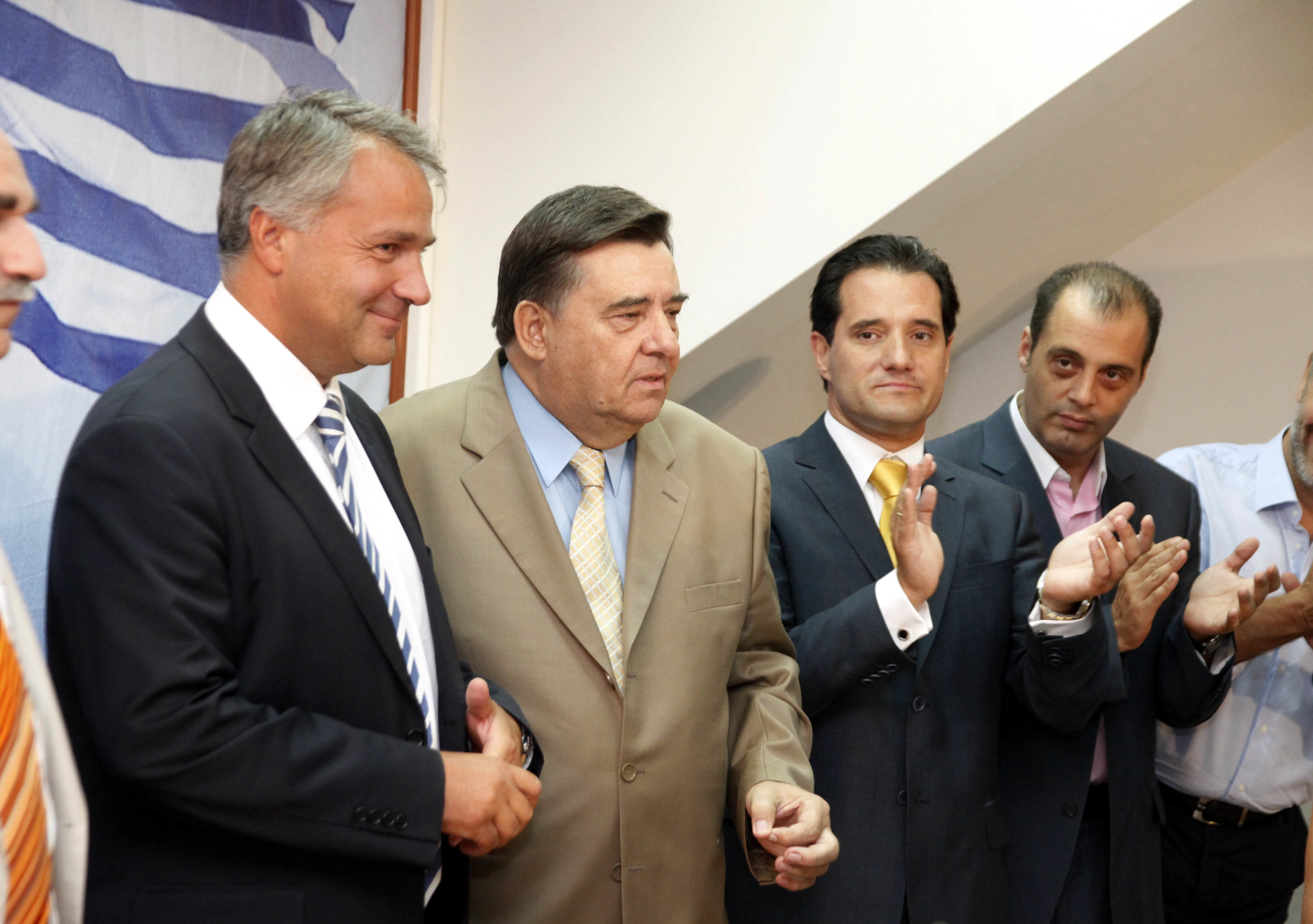 Βγαίνει από το νοσοκομείο ο Καρατζαφέρης – Με ποιούς συγκινήθηκε
