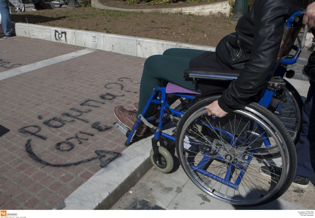 Ηράκλειο: Μάθημα ανθρωπιάς από μαθητές δημοτικού – Μάζεψαν καπάκια για το καροτσάκι του μικρού Γιάννη