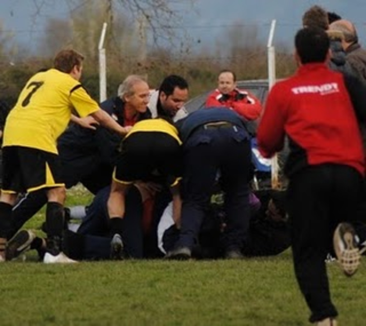 Απίστευτο ξύλο σε αγώνα στην Κάρπαθό!–Αναζητείται ο δράστης ποδοσφαιριστής-Δείτε το βίντεο