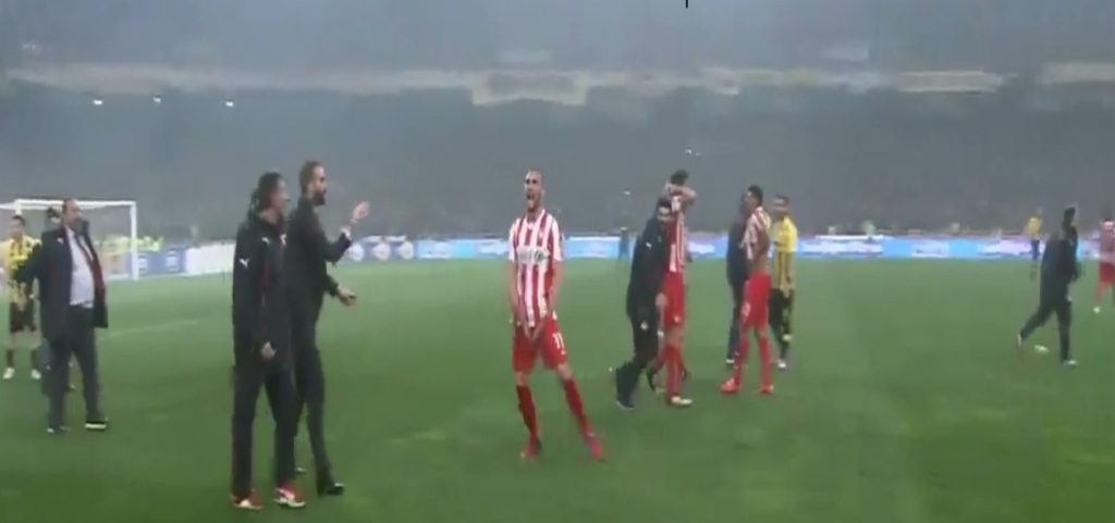 Τα γεννητικά του όργανα επιδείκνυε ο Κασάμι στην εξέδρα (VIDEO)