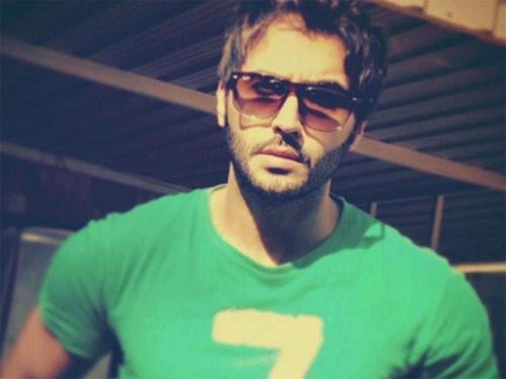 Συνέλαβαν διάσημο ηθοποιό για τις selfies με θαυμάστριες! (BINTEO)