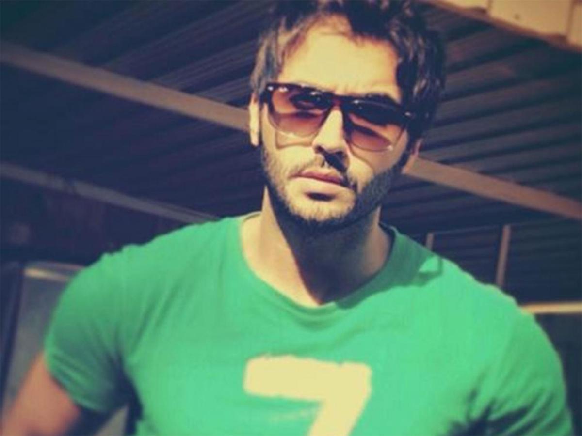 Συνέλαβαν διάσημο ηθοποιό για τις selfies με θαυμάστριες! (BINTEO)