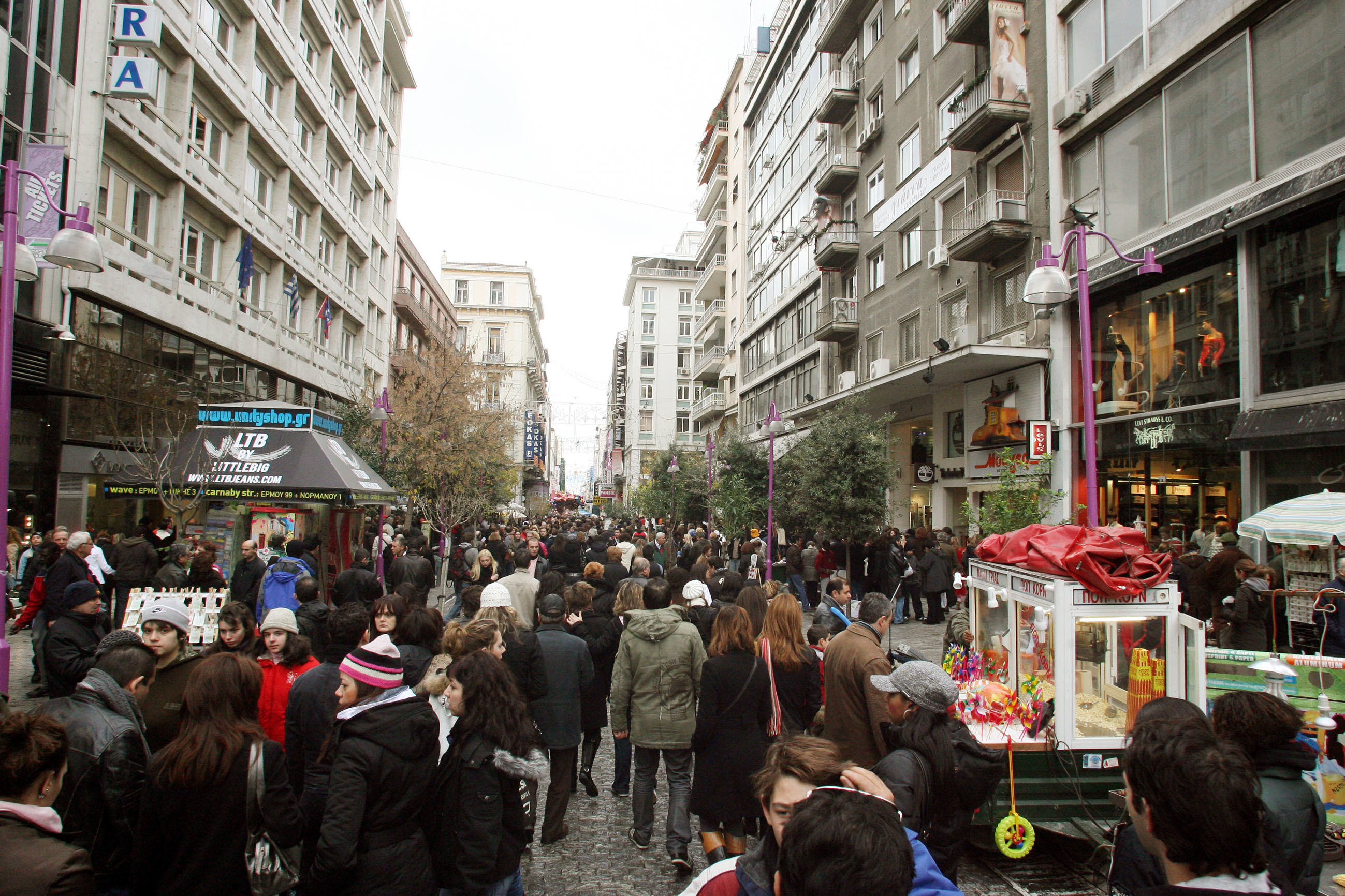 Λευκή νύχτα απόψε στην Αθήνα – Ανοιχτά μέχρι τις 23.00 τα καταστήματα