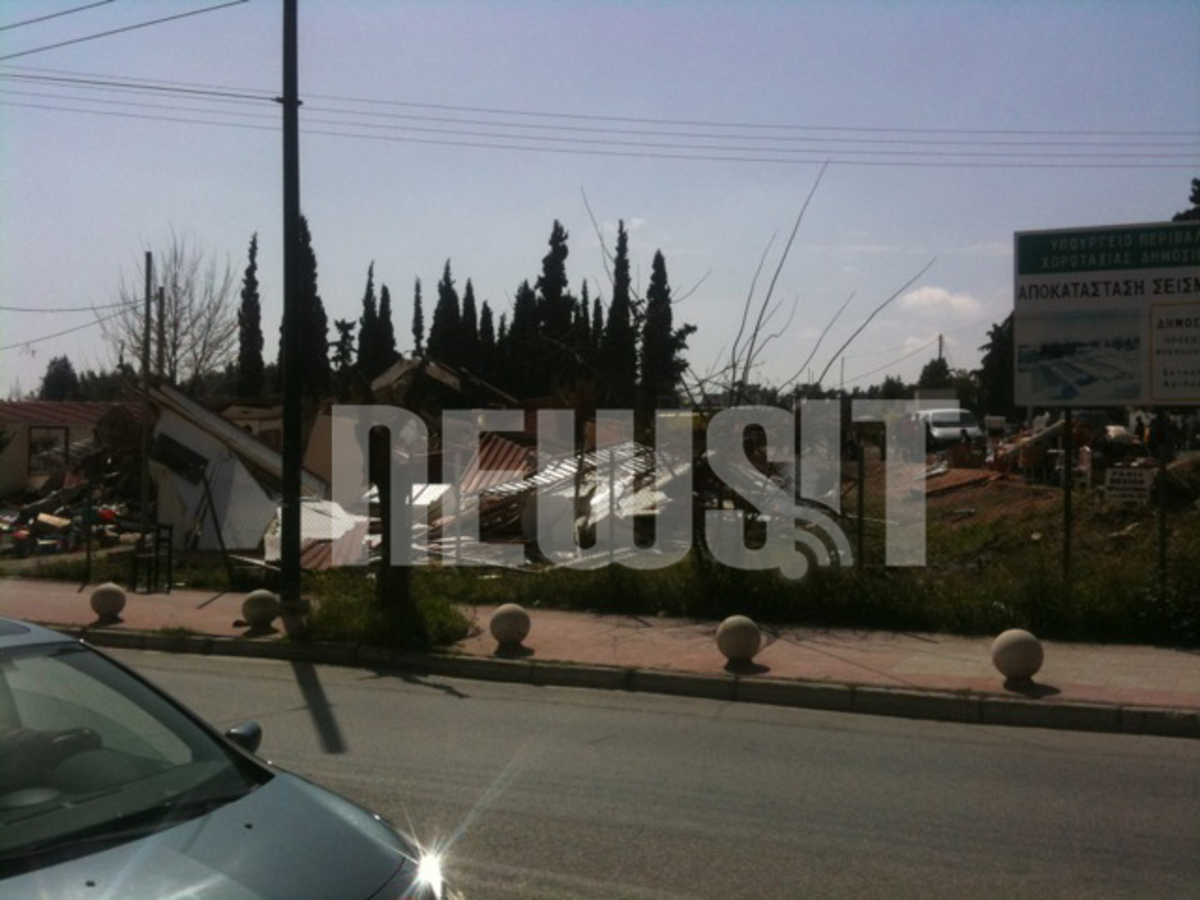 Μπουλντόζες γκρέμισαν καταυλισμό σεισμοπαθών που είχαν καταλάβει τσιγγάνοι στο Περιστέρι