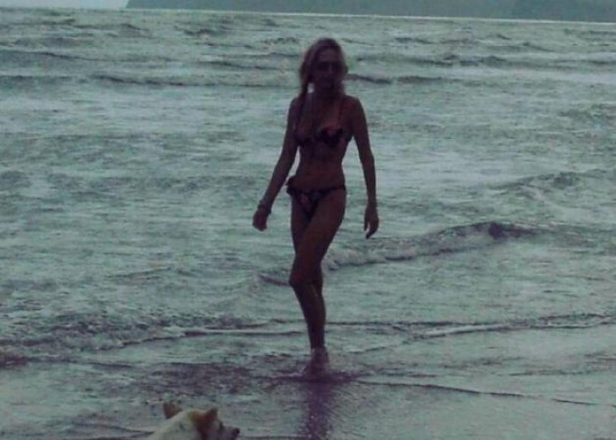 H Ελληνίδα δημοσιογράφος πλησιάζει τα 55 και κολάζει στην παραλία με το κορμί της!