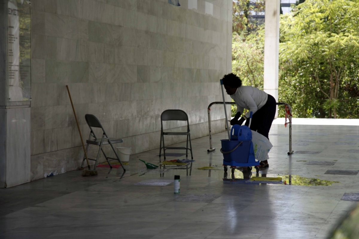 Κομπίνες με καθαρίστριες… “μετόχους”!