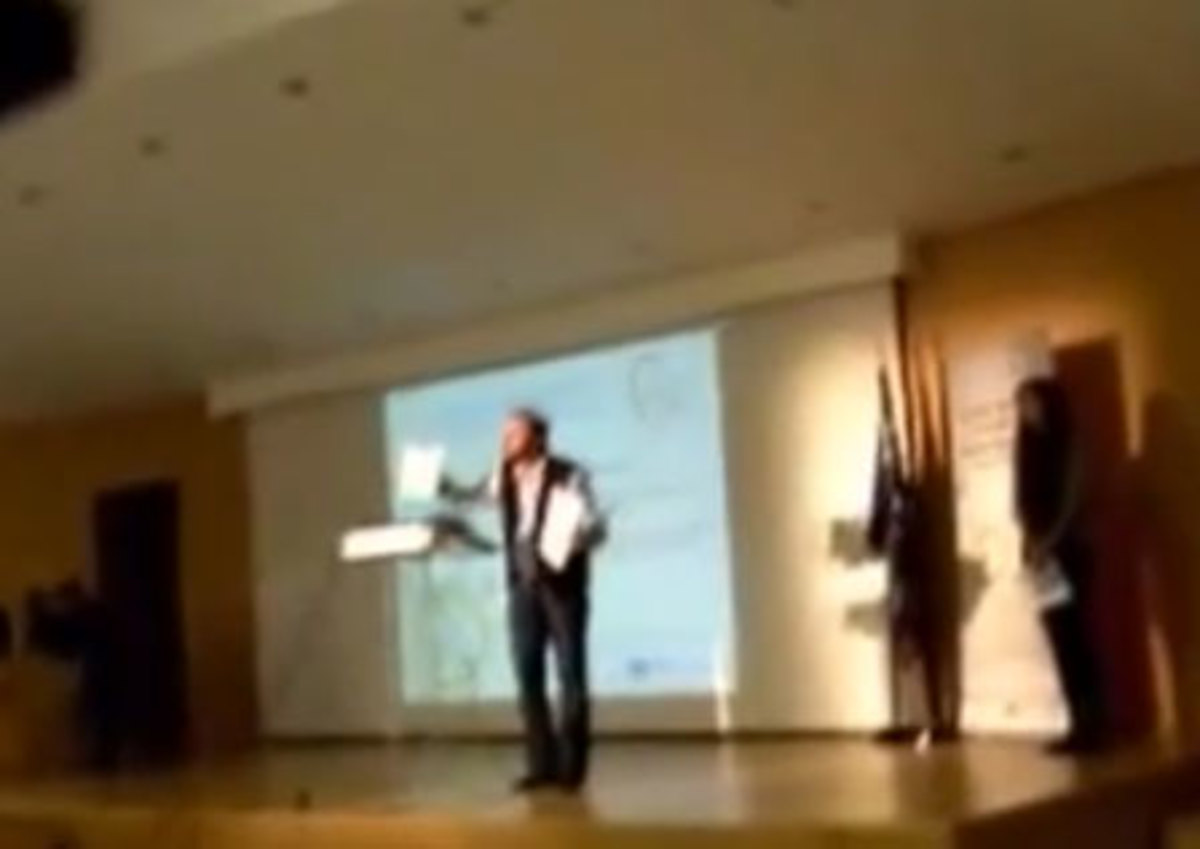 Καθηγητής: Στο ένα χέρι το Αριστείο και στο άλλο η διαθεσιμότητα ΦΩΤΟ και ΒΙΝΤΕΟ