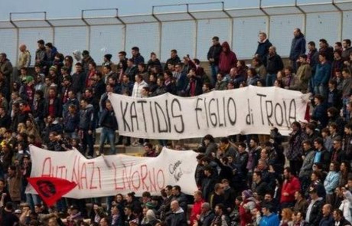 Υβριστικό πανό για τον Κατίδη απ΄τους οπαδούς της Λιβόρνο