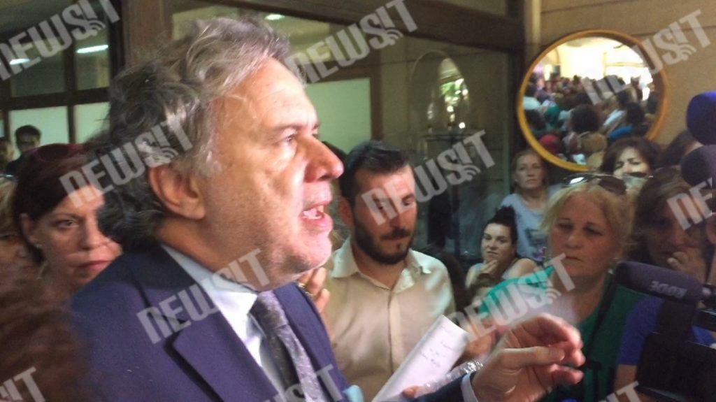 Το “πέσιμο” των καθαριστριών στον Κατρούγκαλο – VIDEO