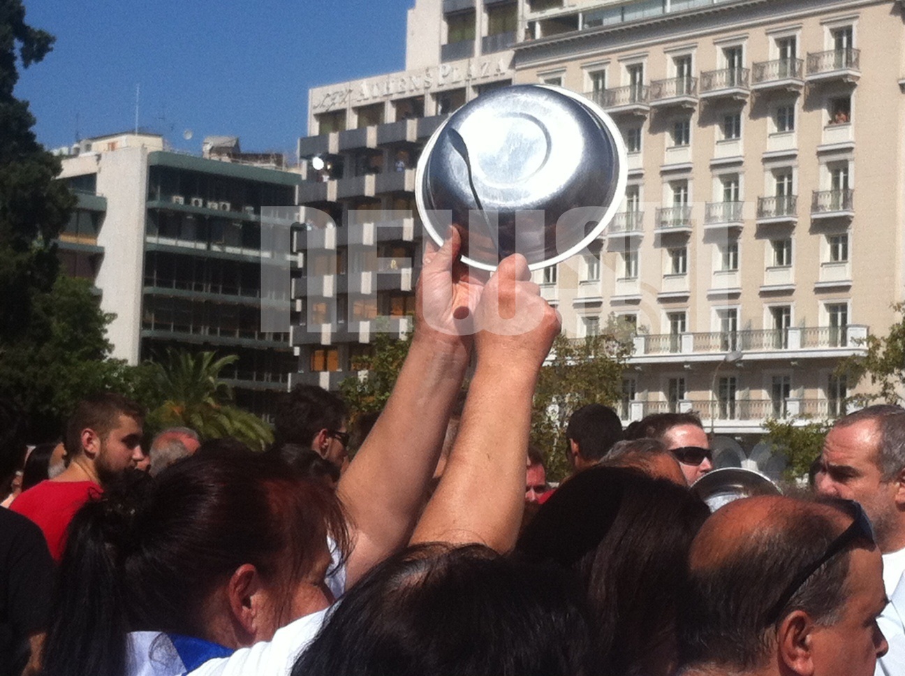 Διαδηλωτές του ΠΑΜΕ με άδεια κατσαρολάκια στο συλλαλητήριο ενάντια στα νέα σκληρά μέτρα