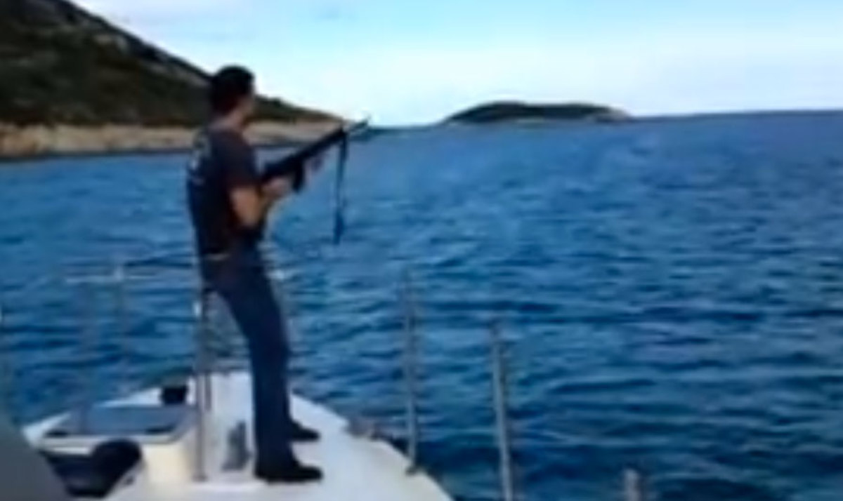 Ντροπή! Λιμενικοί πυροβολούσαν κατσίκια σε νησίδα και ανέβασαν το βίντεο και στο YouTube!