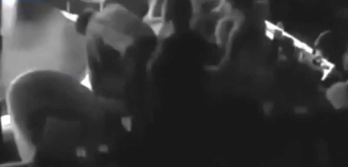 Έβγαλαν όπλα για τα μάτια μιας γυναίκας – Σκηνές “Άγριας Δύσης” σε στριπτιτζάδικο (ΒΙΝΤΕΟ)