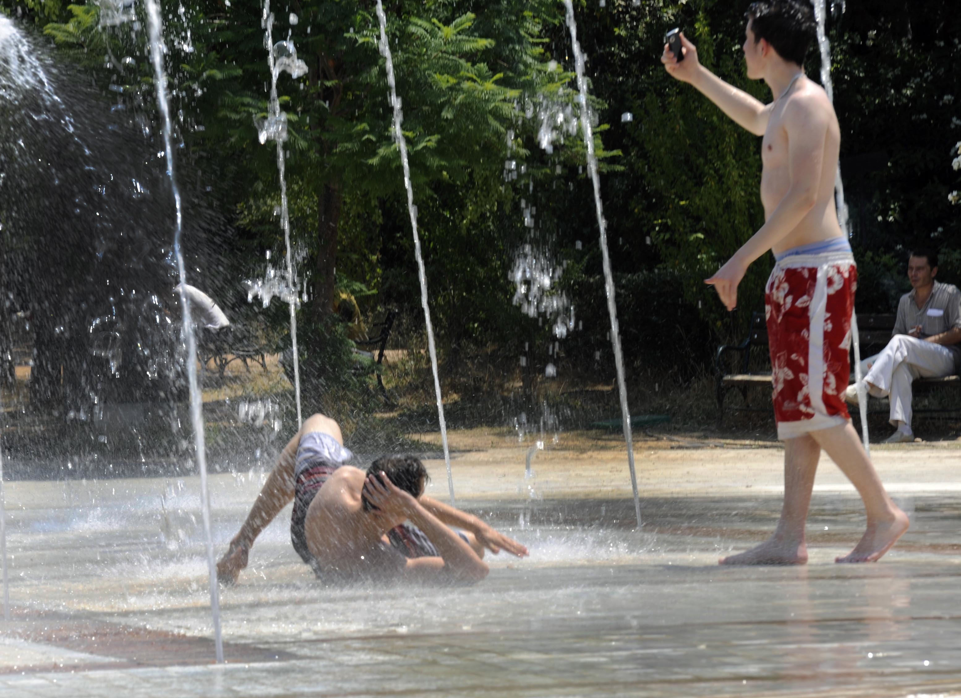 Καταιγίδες εν μέσω καύσωνα από σήμερα – Πότε θα δροσίσει