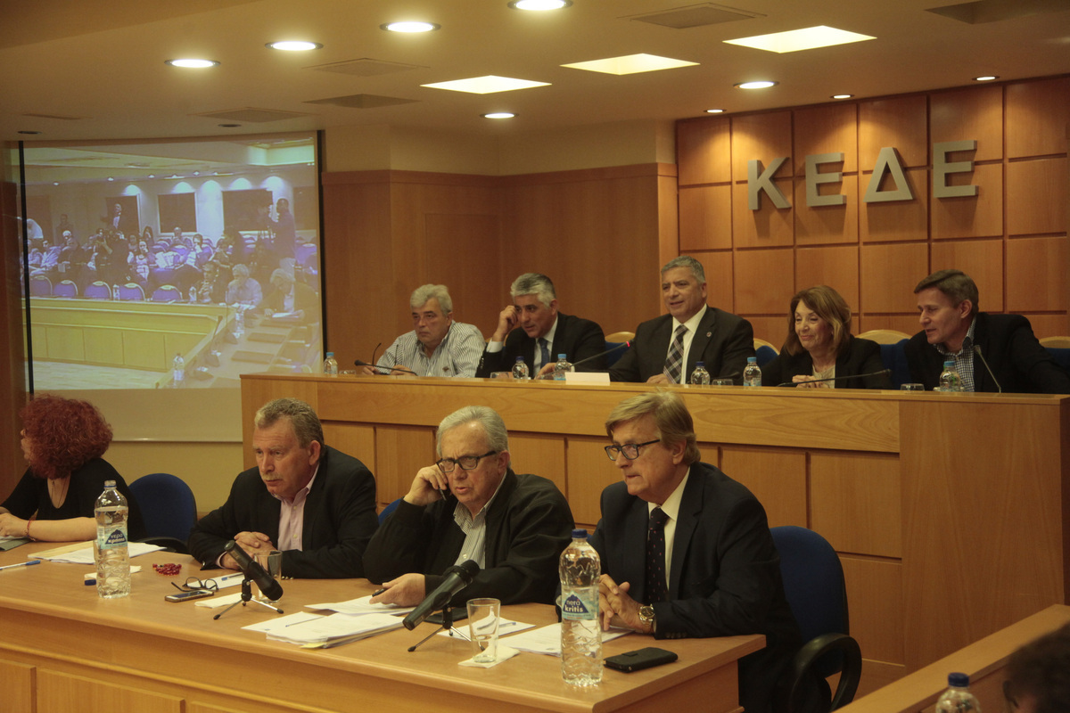 Με κινητοποιήσεις απειλούν οι δήμοι για τη δέσμευση των διαθέσιμων