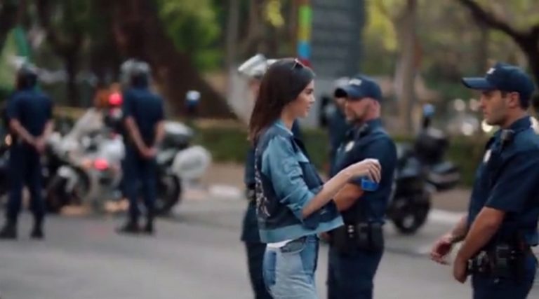 Χαμός στα social media για τη διαφήμιση της Pepsi με την Κένταλ Τζένερ [vid]