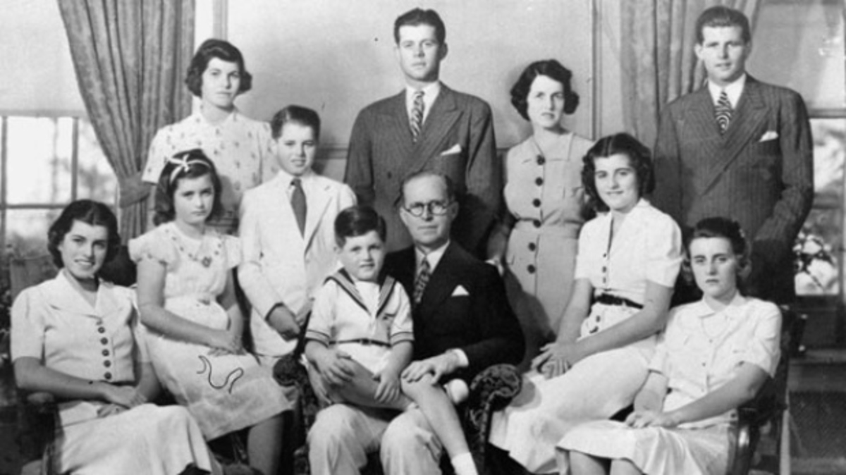 Η Ρόζμαρι Κέννεντι είναι δεύτερη από δεξιά