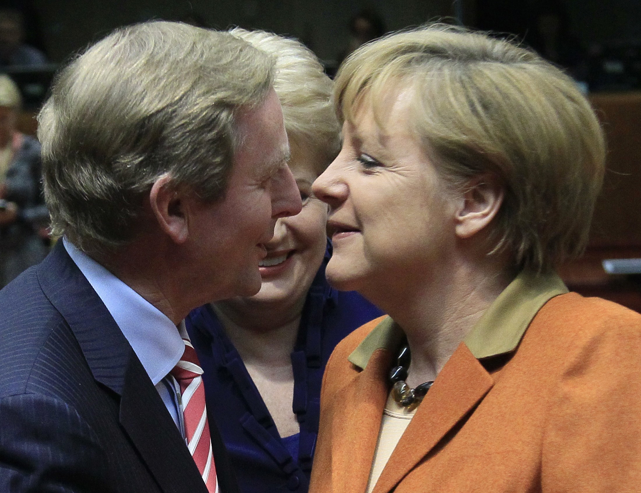 Μέρκελ και Κένι αναζητούν λύση για το χρέος της Ιρλανδίας