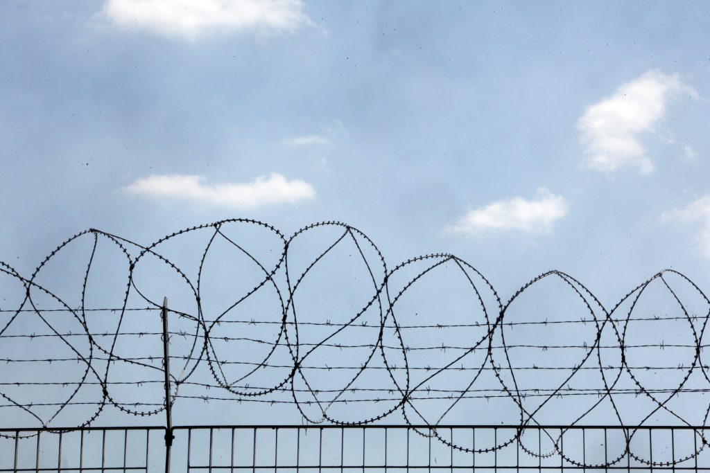 Αθλιες συνθήκες σε κέντρα κράτησης μεταναστών διαπίστωσε ευρωπαϊκή αντιπροσωπεία