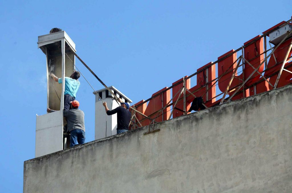 Αποξήλωση αυθαίρετων κεραιών κινητής τηλεφωνίας στο δήμο Αθηναίων