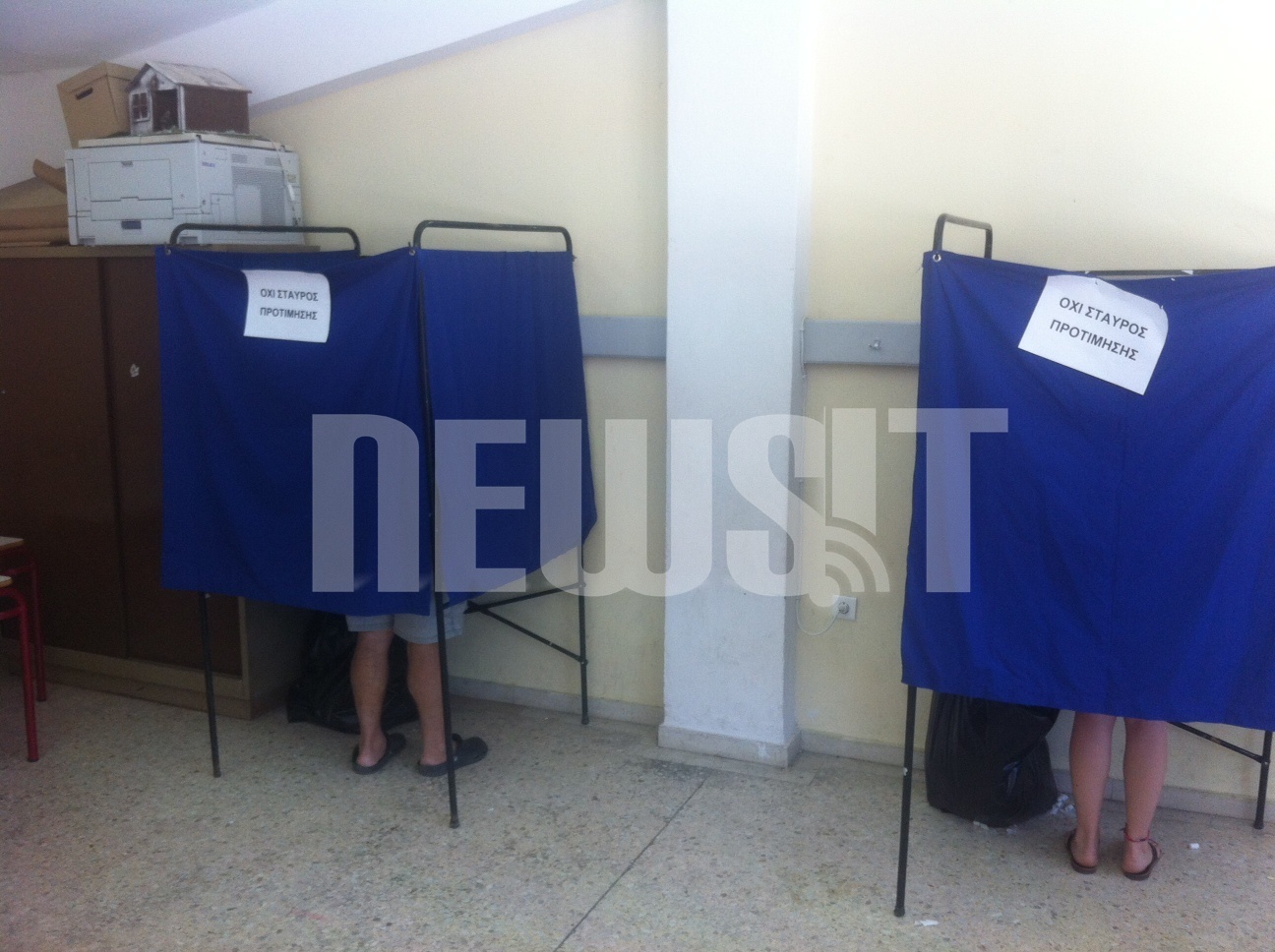 Αγανάκτιση στα εκλογικά κέντρα στις καμμένες περιοχές: “Έπρεπε να φέρω να βάλω στάχτη αντί για ψηφοδέλτιο”