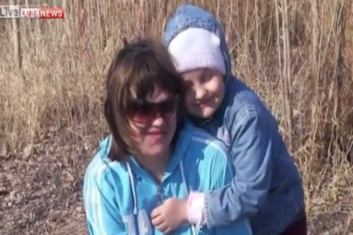Μάνα και κόρη χτυπήθηκαν από… κεραυνό! (VIDEO)