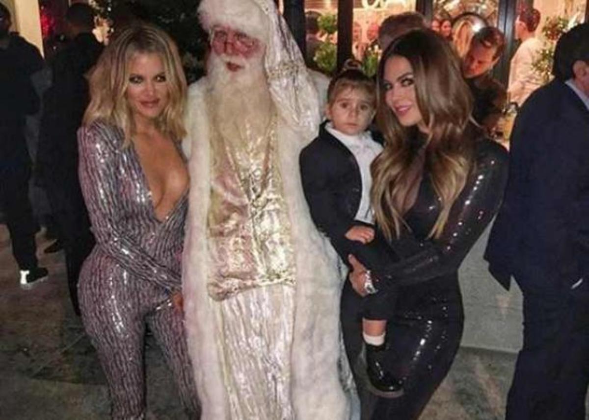 Το τερμάτισε η Kardashian! Με βαθύ ντεκολτέ στο οικογενειακό πάρτι