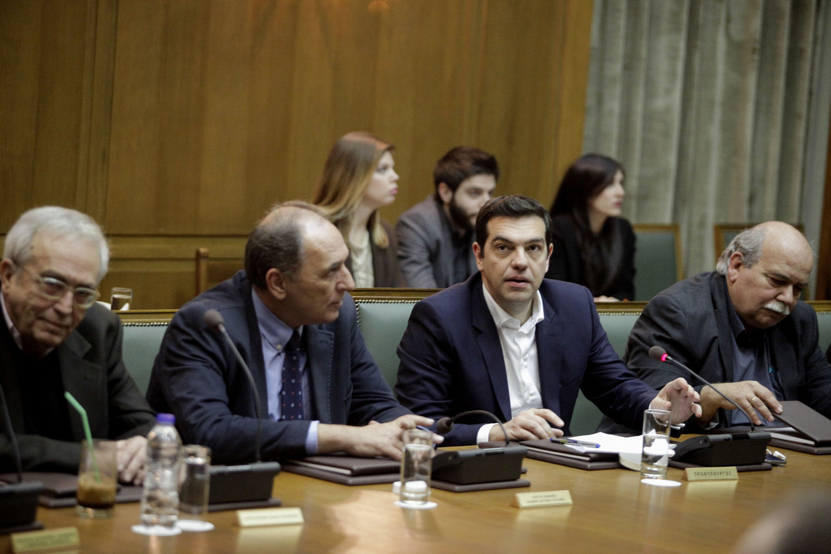 Οι διαπραγματεύσεις “πηγαίνουν” τις προγραμματικές δηλώσεις την Κυριακή – Πως αποτιμά η κυβέρνηση τη συνάντηση Βαρουφάκη-Σόιμπλε