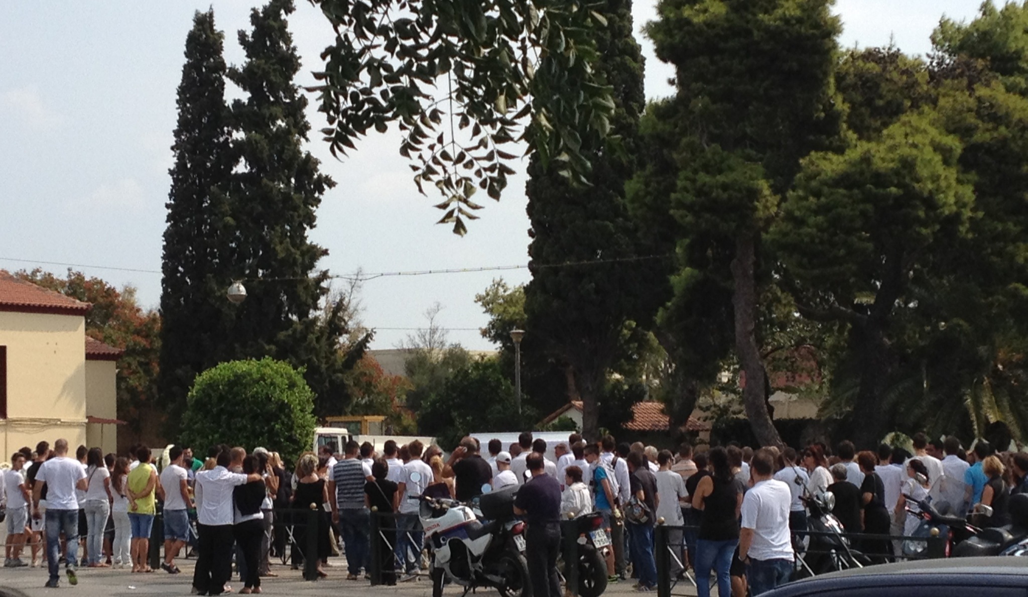 Είπαν αντίο στα 4 αγόρια που σκοτώθηκαν στο τροχαίο της παραλιακής