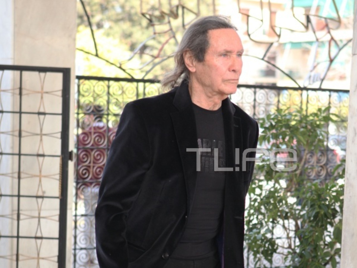 Συγκινημένοι οι Έλληνες καλλιτέχνες στην κηδεία του Νίκου Κούνδουρου