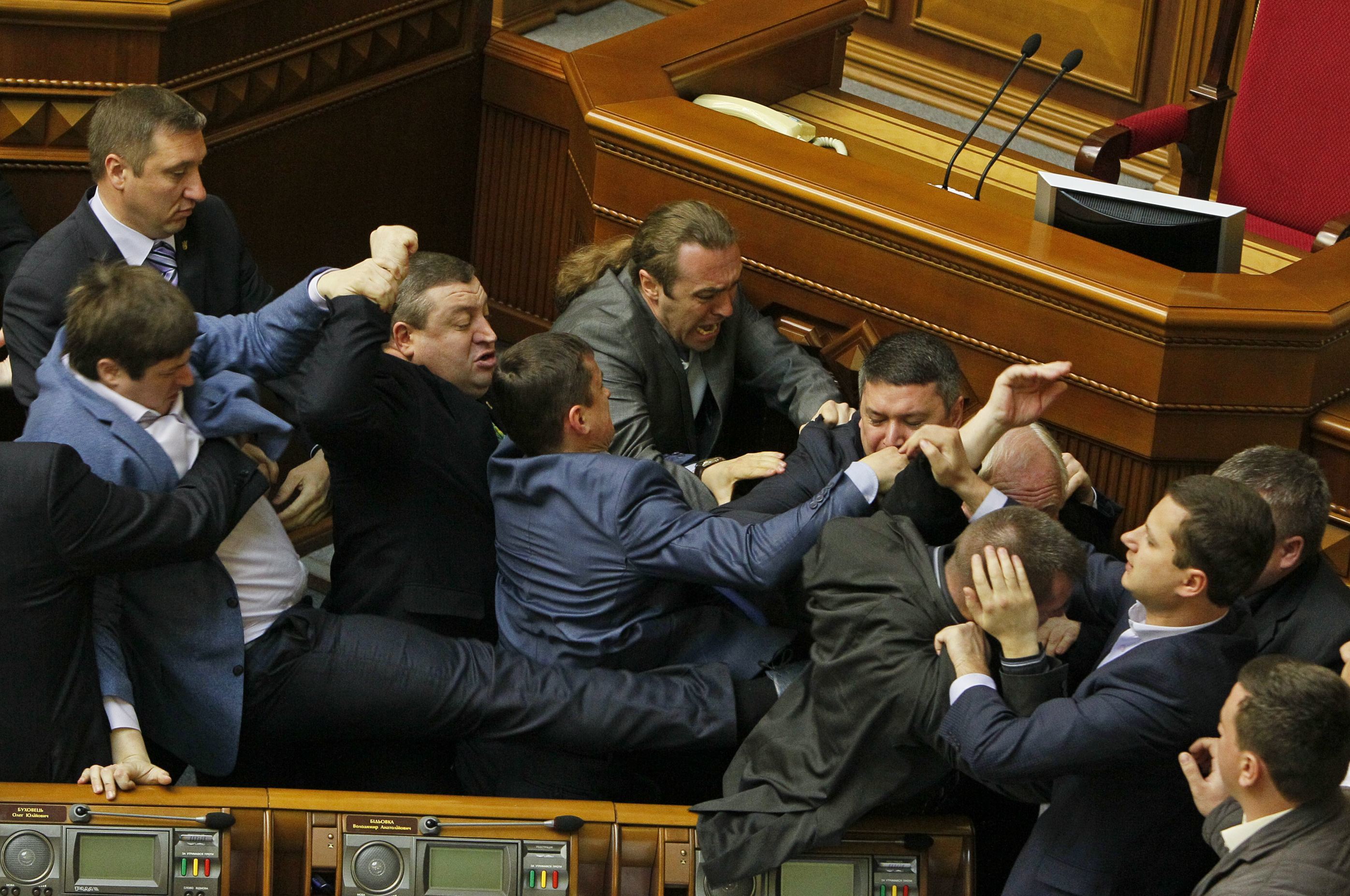Το “ξύλο της αρκούδας” στην Ουκρανική Βουλή! – Μπουνιές, κλωτσιές μεταξύ βουλευτών – Για εμφύλιο προειδοποιεί η Ρωσία