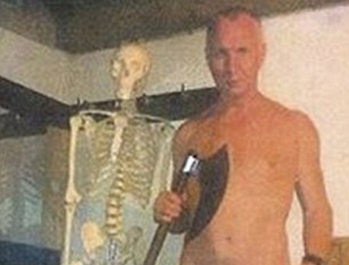Κανίβαλος πόζαρε γυμνός με τσεκούρι στο υπόγειο που τεμάχισε το θύμα του