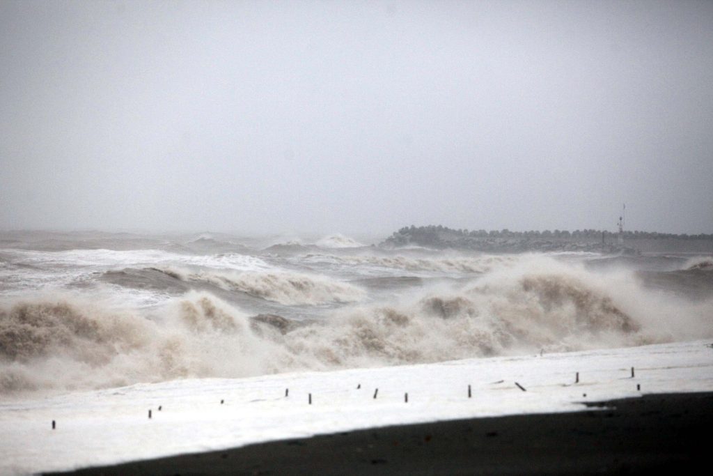 Ψαροτουφεκάς παρασύρθηκε από κύματα στα Χανιά