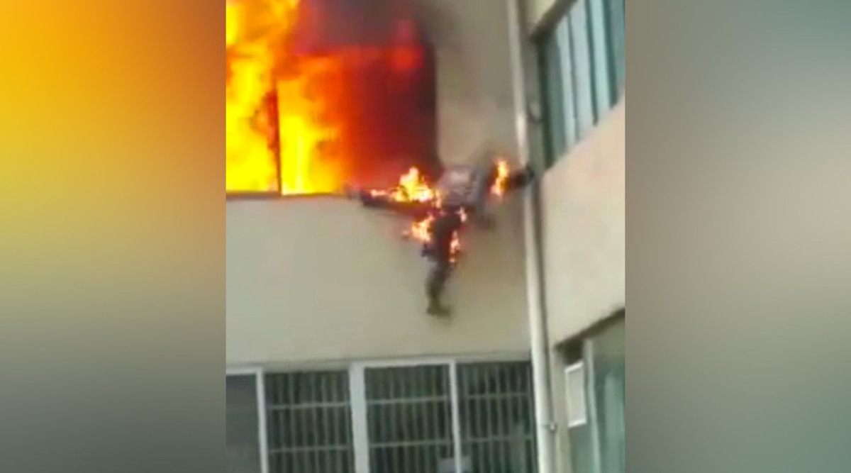 Συγκλονιστικό βίντεο – Φλεγόμενος πηδάει από το παράθυρο ο πυροσβέστης
