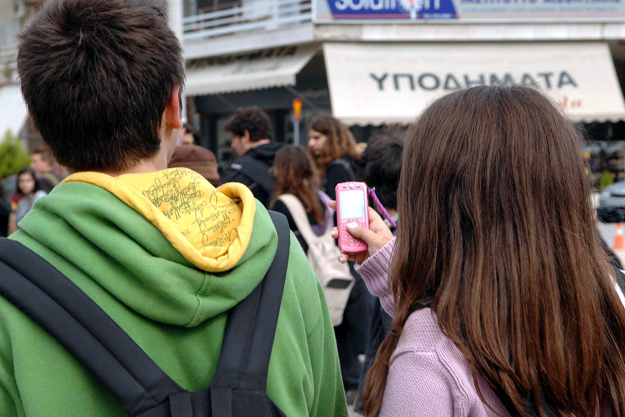 Κινητά τέλος στα σχολεία