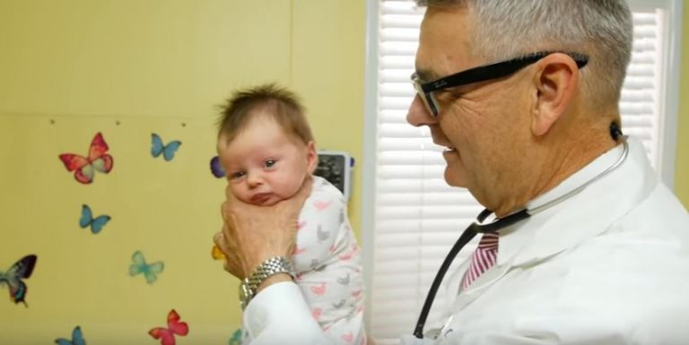 Παιδίατρος αποκαλύπτει τι απίστευτο κάνει για να ηρεμεί τα μωράκια που κλαίνε σε δευτερόλεπτα! [vid]