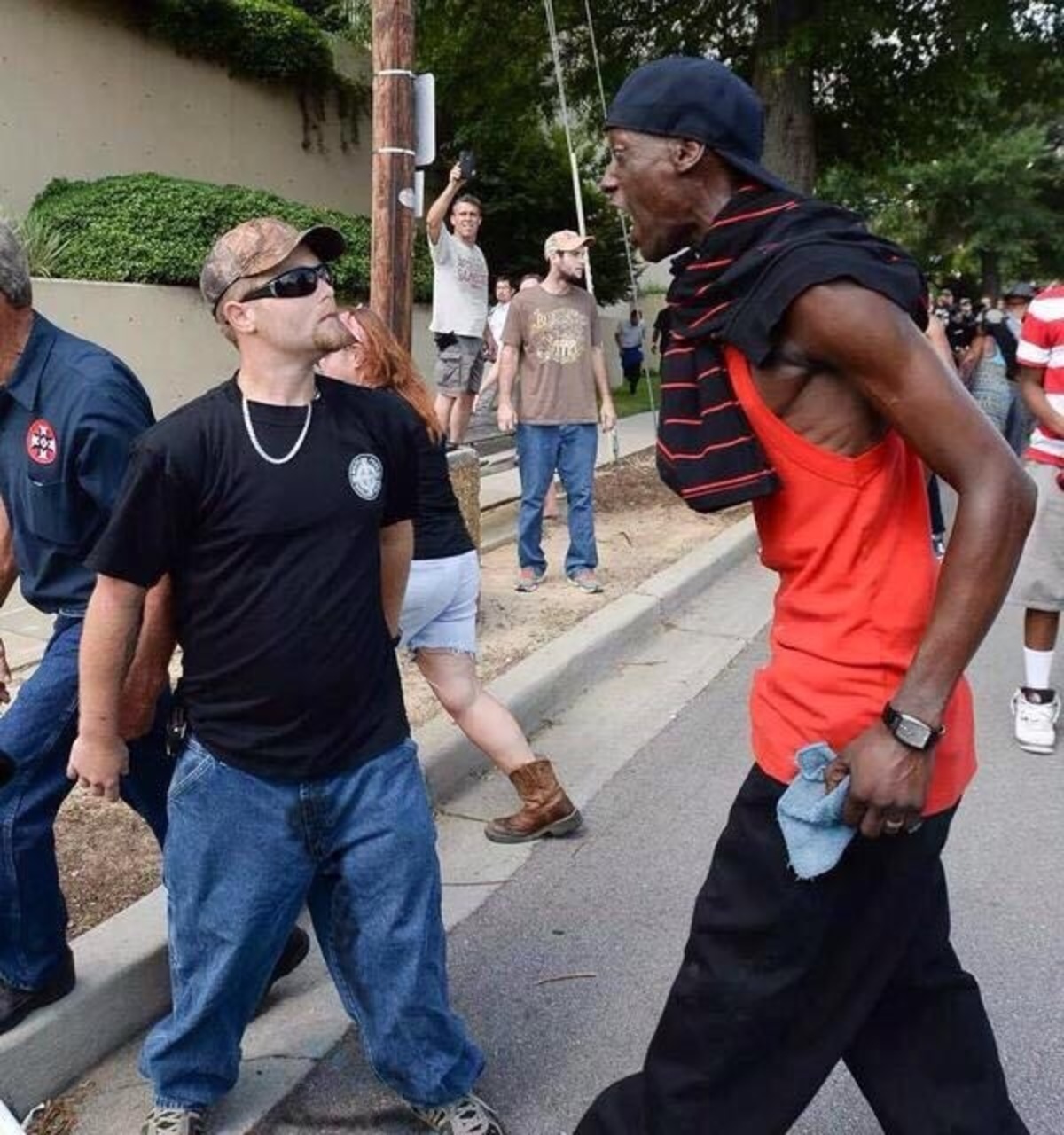 Μέλος της Κου Κλουξ Κλαν είδε τον… Μαύρο Πάνθηρα και κατουρήθηκε πάνω του! – Φωτογραφίες