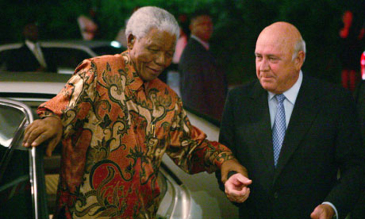 Ο τελευταίος πρόεδρος του Απαρτχάιντ στο προσκεφάλι του Μαντέλα