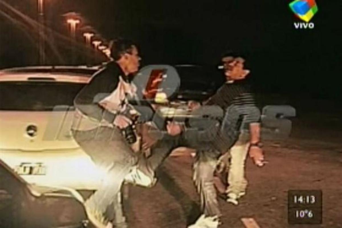 Κλωτσιές και πέτρες στους παπαράτσι από τον Μαραντόνα (VIDEO)