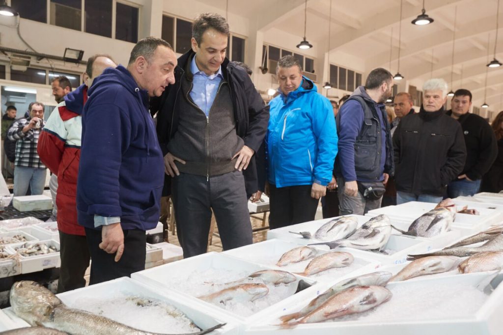 Αξημέρωτα στην ιχθυόσκαλα ο Κυριάκος Μητσοτάκης [vid]