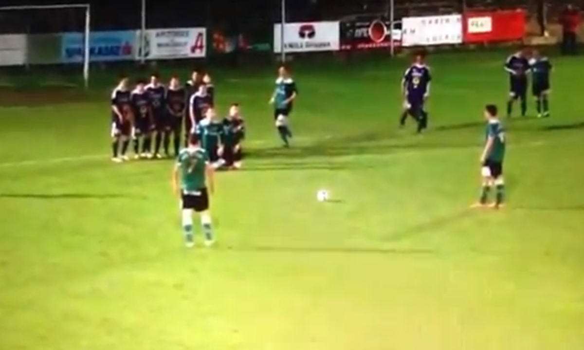 Η κομπίνα του… αιώνα σε εκτέλεση φάουλ (VIDEO)