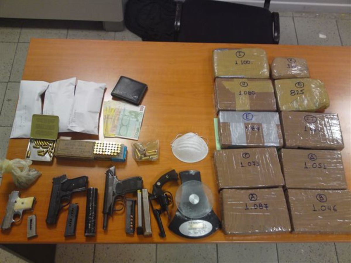 Τα ναρκωτικά και τα όπλα που κατάσχεσε η αστυνομία...ΦΩΤΟ ASTYNOMIA.GR