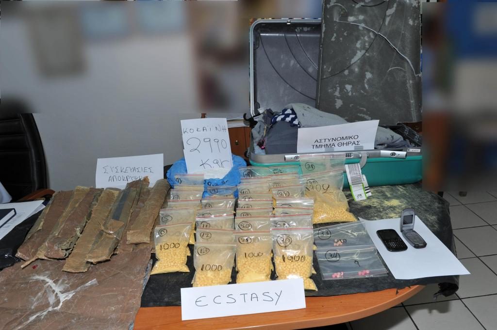 Τα ναρκωτικά που έφερνε στη χώρα μας η 22χρονη - ΦΩΤΟ ΕΛ.ΑΣ.