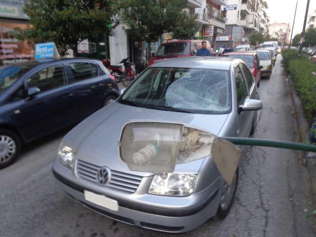 Τρίκαλα: Πήρε την κολόνα… παραμάζωμα (ΦΩΤΟ & VIDEO)